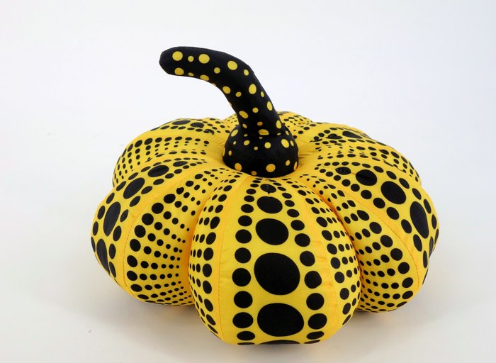 Yayoi Kusama (1929) - Szobor, Dots obsession (pumpkin yellow) - 25 cm - Ejtőernyős nylonból készült szobor - 2004
