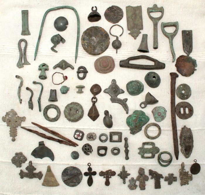 Vroeg-middeleeuws, middeleeuws, post-middeleeuws bronzen vondsten - 10-131 mm - (70)