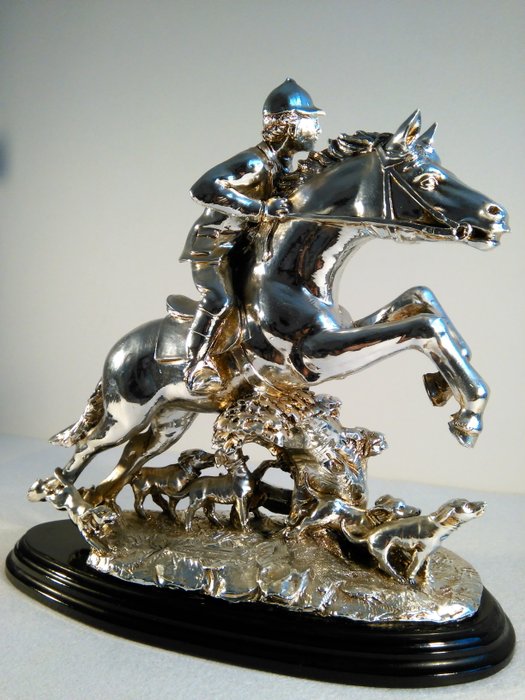 L. SAGNI Production - Scultura firmata : Cacciatore a cavallo con cani   - Metall og harpiks, sølvbelegg