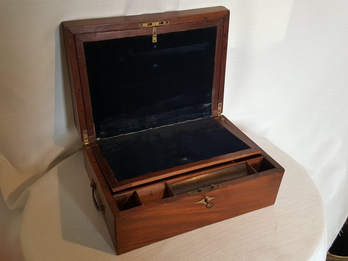 Zabytkowe drewniane pudełko z detalami z miedzi - Drewno