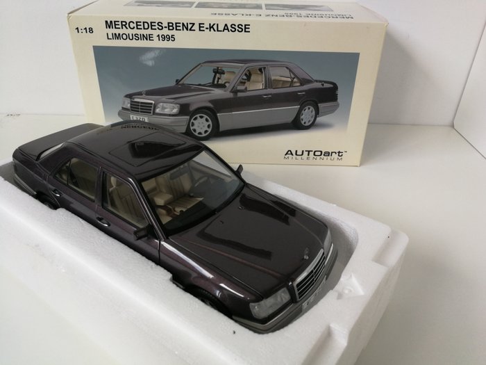 Autoart - 1:18 - Mercedes Benz E Klassè (W124) e320  - Bornite金屬