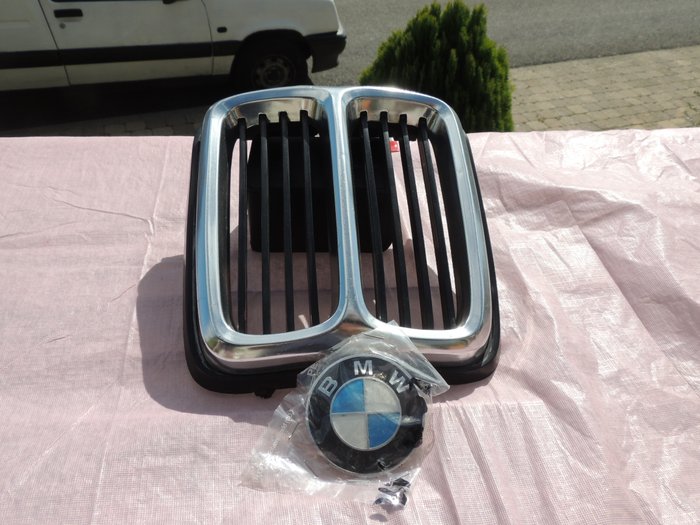 Pièces - CALANDRE ET SIGLE BMW E21 - 1974-1983 (2 objets) 