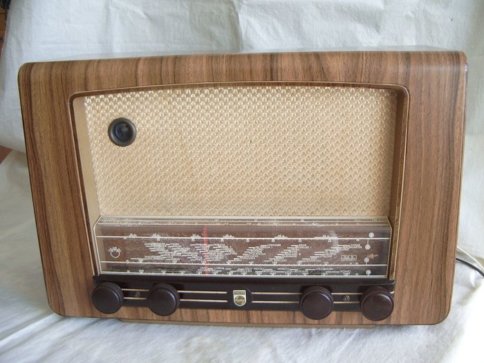 Nice radio PHILIPS type BX410A from 1951 - in playing condition and magic eye functions,