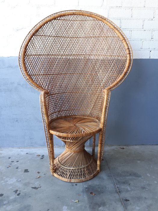 Un scaun de păun de epocă - rattan
