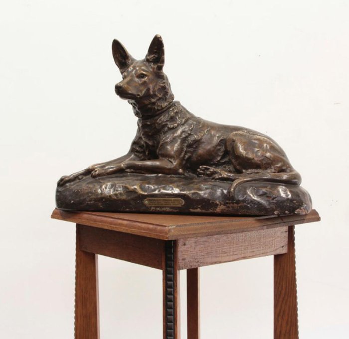 Emile Rouff En stor skulptur av en tysk herdehund - Dolly  - Gips
