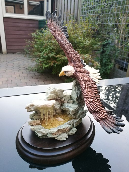 Country Artists Figurita(s) - Proud eagle