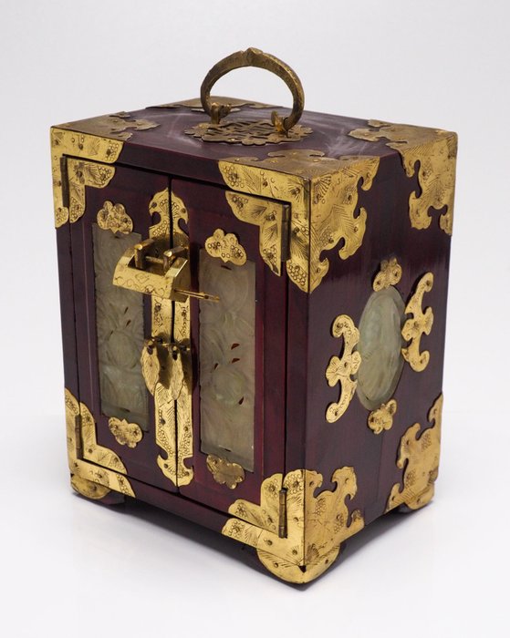 Antique Chinese jewellery box with very refined handwork