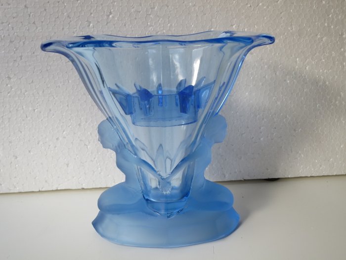 Walther & Söhne - Art Deco moulded glass vase ‘Windsor’ with two ladies