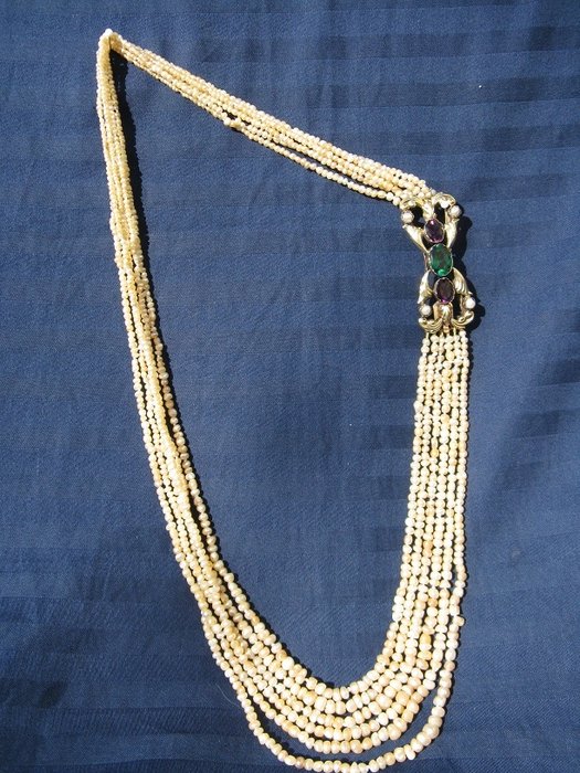 Antique necklace with 6 strands of baroque pearls arranged by decreasing size, with clasp in 14 kt gold
