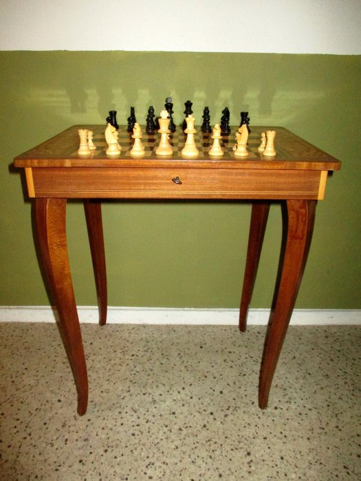 Vintage pequena mesa de xadrez com madeira incrustada e caixa de música - Madeira Intarsia, latão e metal