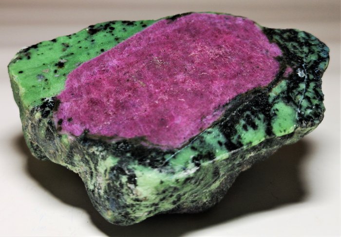 Zoisite rubino pietra grezza - 100 x 75 x 38 mm - 546 gm
