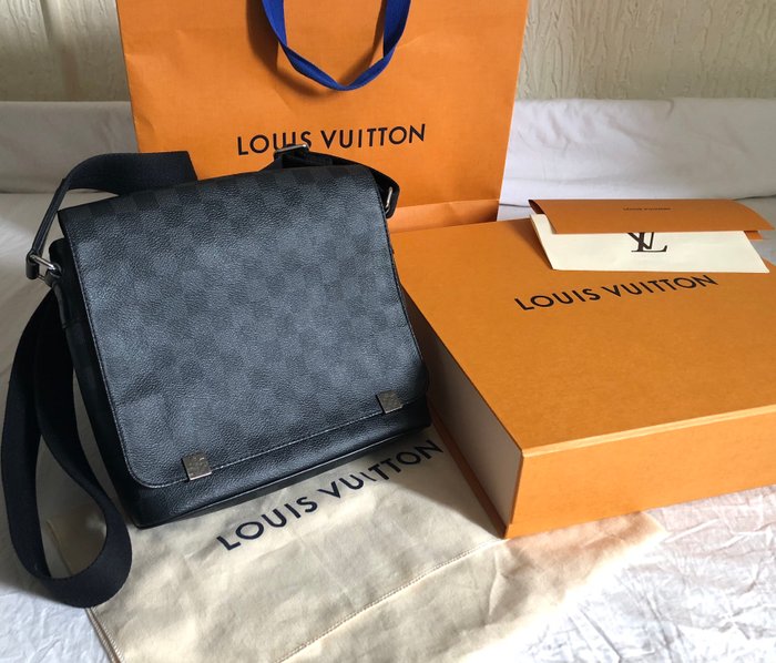 Louis Vuitton - District PM Shoulder bag - Catawiki
