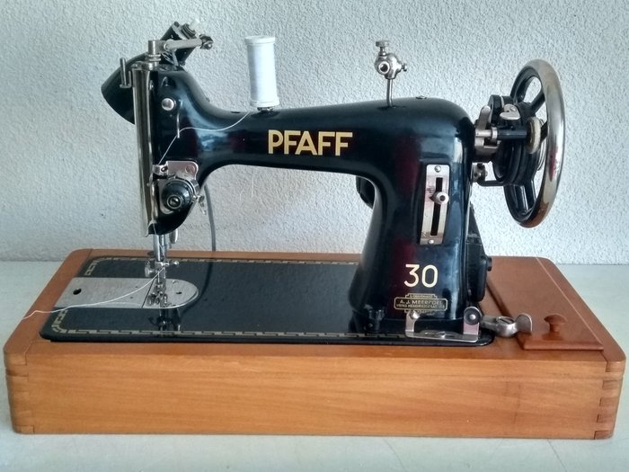 Pfaff 30 - máquina de coser con cubierta de polvo de madera - 1 - Madera