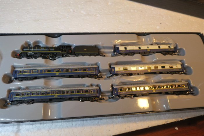 Märklin Z - 81080 - Unidade do comboio - Comboio expresso internacional "Orient Express" com série de locomotivas a vapor 231 com 3x pessoas e 2x carrinhos de bagagem - CIWL/ETAT
