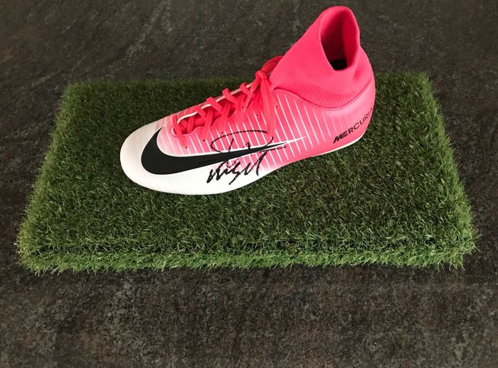 Virgil Van Dijk signed nike soccer shoe 