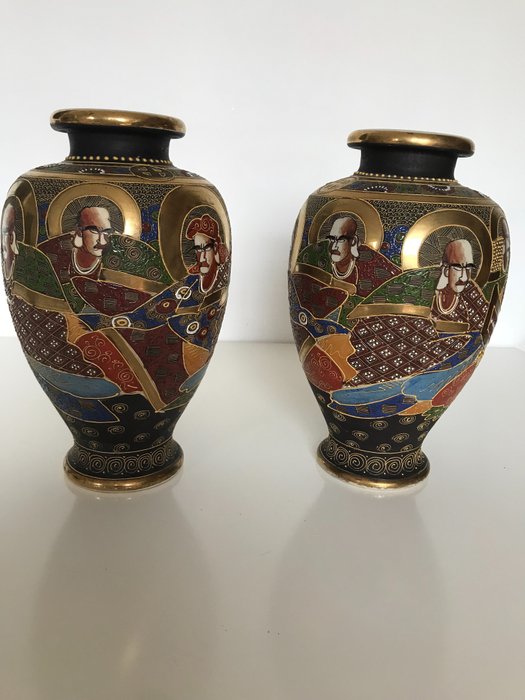 Pair of  signed Satsuma porcelain vase; Japan - First half of the 20th century