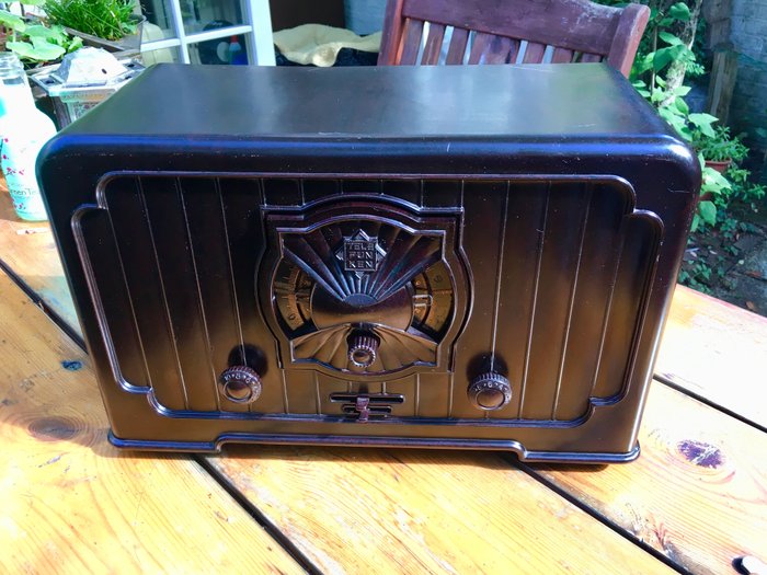 Art deco design radio TELEFUNKEN 340W, rare tube radio also known as the ‘Katzenkopf’ Germany, 1931