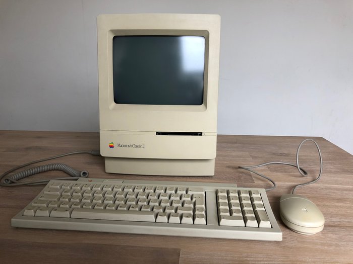 Apple Macintosh Classic II - with keyboard & mouse