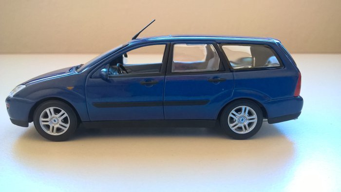 MiniChamps - 1:43 - Ford Focus Break 1998 - bleue métallisée - Réf. MiniChamps 430 087010 parue vers 2000