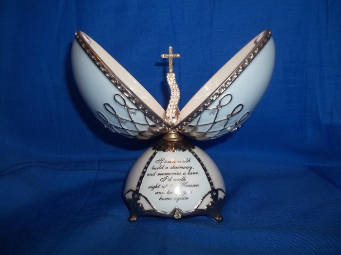 Loving Remembrance - 2005 - Heirloom Porcelain® Musical Egg Collection - Playing : Amazing Grace - Marked - Limited Edition - Height 16 cm - 140 stones - Very good condition.