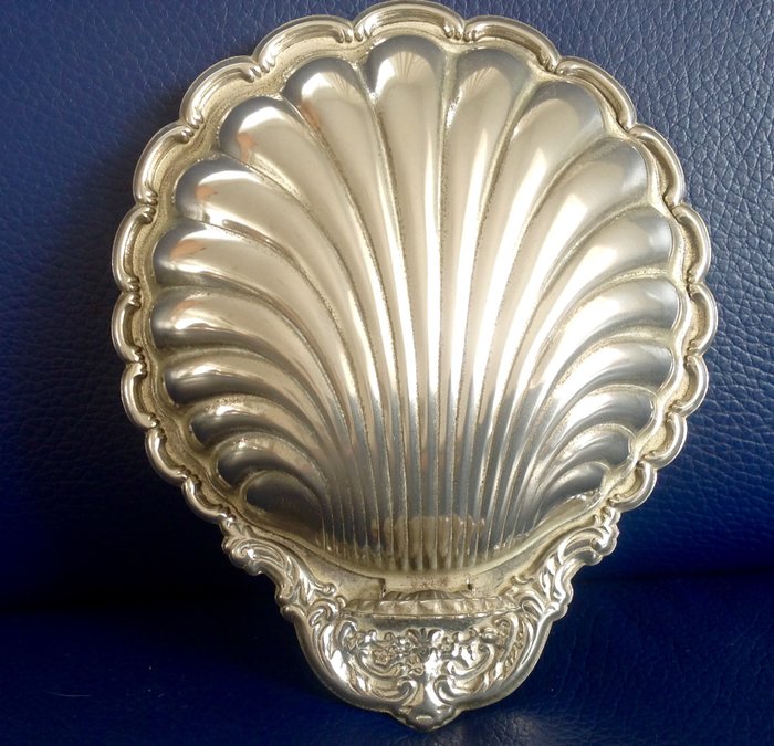 Silver plated butter dish silver plated bowl in the shape of an oyster shell, shell marmalade caviar dish, dish and butter knife