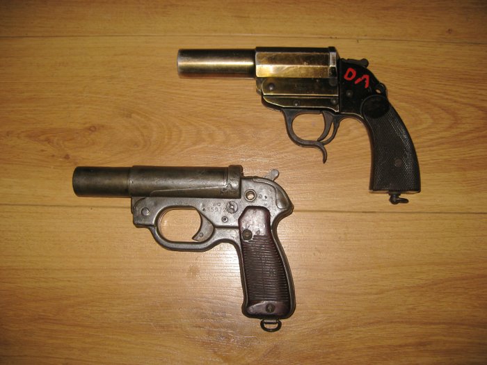 2 German WW2 signal pistols Heer and Luftwaffe model