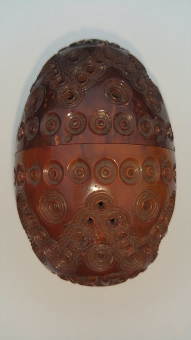 Boîte en forme d'oeuf sculpté en bois de corozo (1) - Bois - 19ème siècle