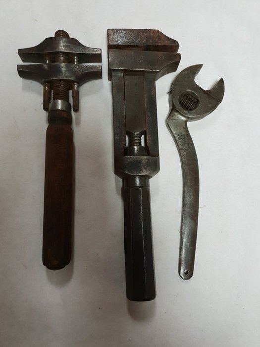  2 clés anglaises  et  1 clé à molette anciennes - Acier, Bois