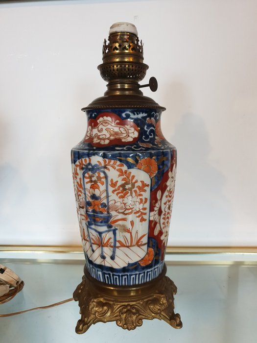 Kosmos-Brenner, Lampe - Imari - Porcelæn - Blomster - Vase/lampe à pétrole en céramique Imari et monture en bronze doré - Japan - Slutningen af 1800/begyndelsen af 1900-tallet