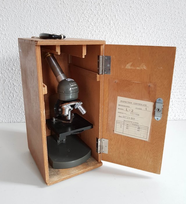 Erma Breukhoven - Altes Erma-Mikroskop im Holzkasten - Eisen (Gusseisen/ Schmiedeeisen)