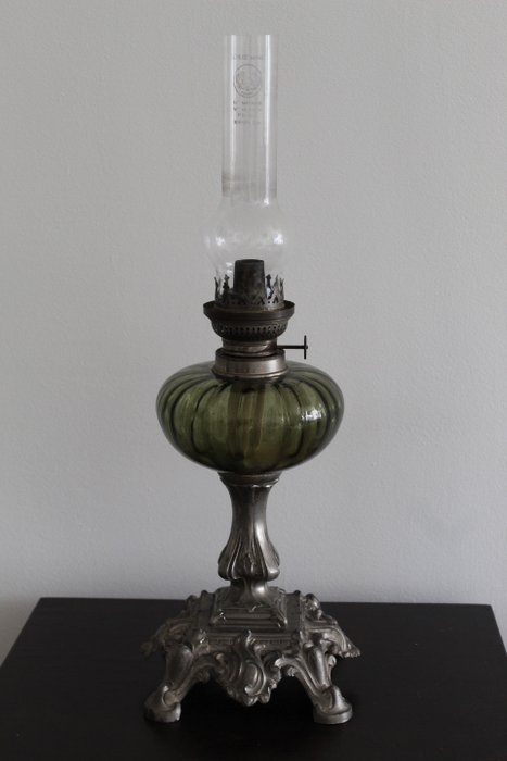 Schutz Marke - Matador Salvator - Une lampe à huile - Bronze patiné, Étain, Verre (vitrail)