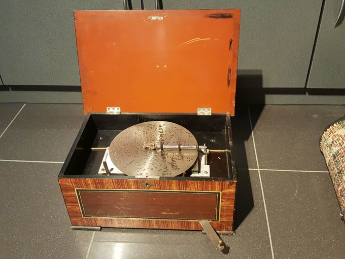 音乐盒 - 包括金属盘 - 19世纪下半叶