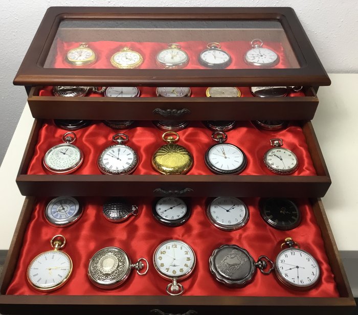 30 montres de poche dans une boîte en bois avec trois tiroirs - métal