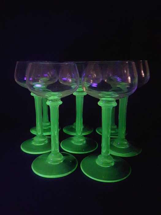 8 zielonych szklanek likieru - szkło uranowe - Szkło