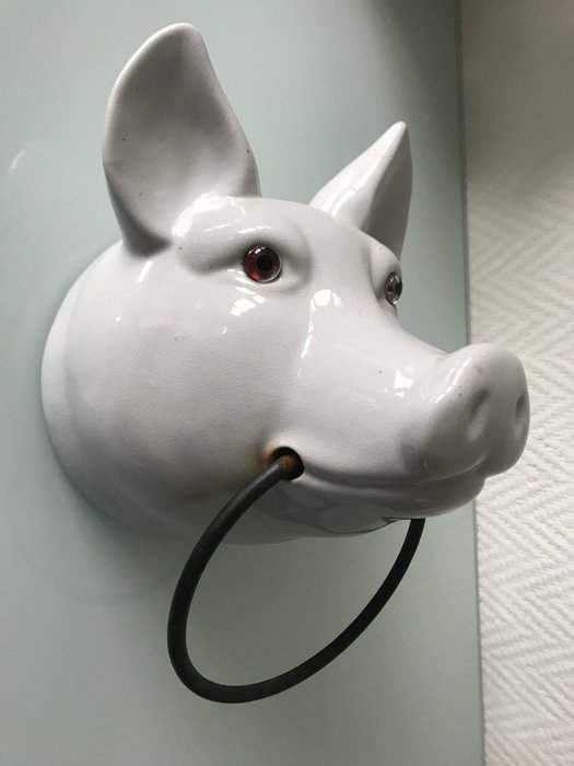 Großer Schweinekopf mit Handtuchring - Eisen (Gusseisen/ Schmiedeeisen), Glas, Keramik