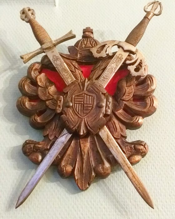 雕刻的木质徽章与交叉的剑 - 木