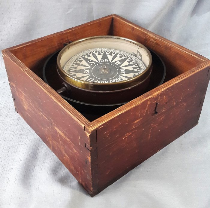 在木箱的非常老和大指南针 - 木, 黄铜 - 19世纪末或20世纪初