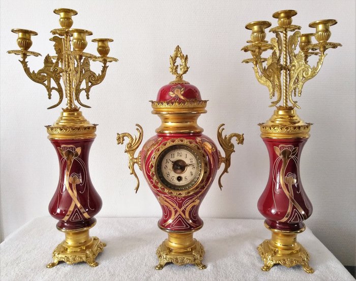 Castiçais: Relógio e 2 Castiçais. - Cobre, Dourado, Porcelana - século XX