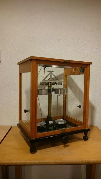 Sartorius Werke (Gottingen, Duitsland) - Laboratory pharmacists scales - glass, bronze, wood, iron, stainless steel,