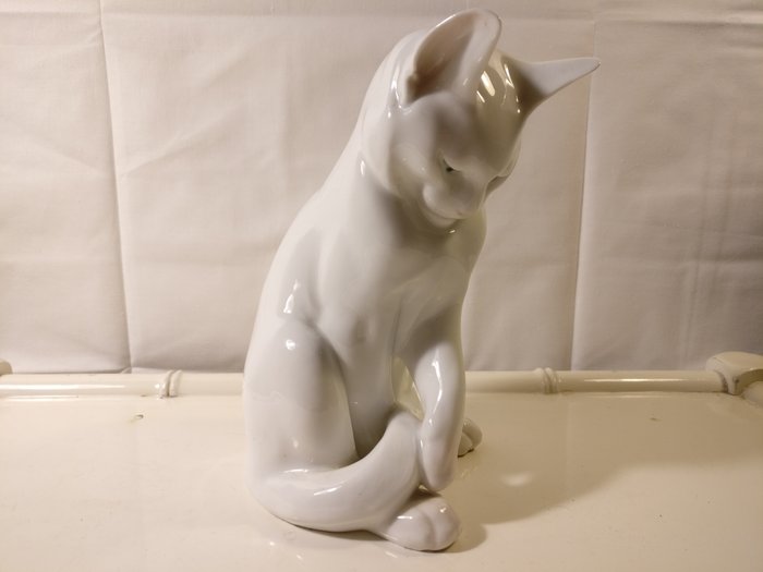 Erik Nielsen - Royal Copenhagen - Figurine(s), Jouant au chat blanc # 307 - Porcelaine