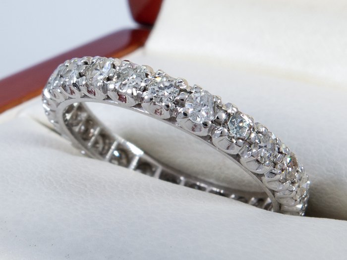 >900 Platinum - 1.00 ct - full diamond eternity ring - Catawiki