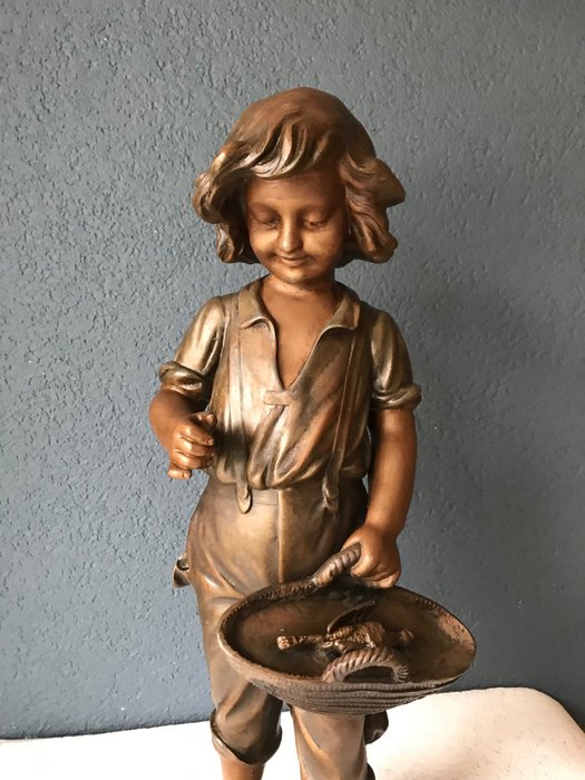Aristide de Ranieri (1865 - 1929) - 一個男孩的一個大雕像有籃子的 - 鋅合金 - 大約1900年