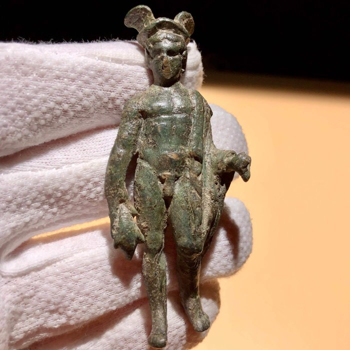 Roma Antiga Bronze Figura de um Mercúrio, usando um chapéu alado / petasus e uma bolsa.