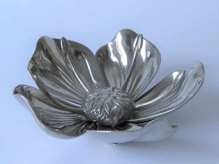 Frumos scrumieră în formă de flori - Placat cu argint - Europe - 60 de ani