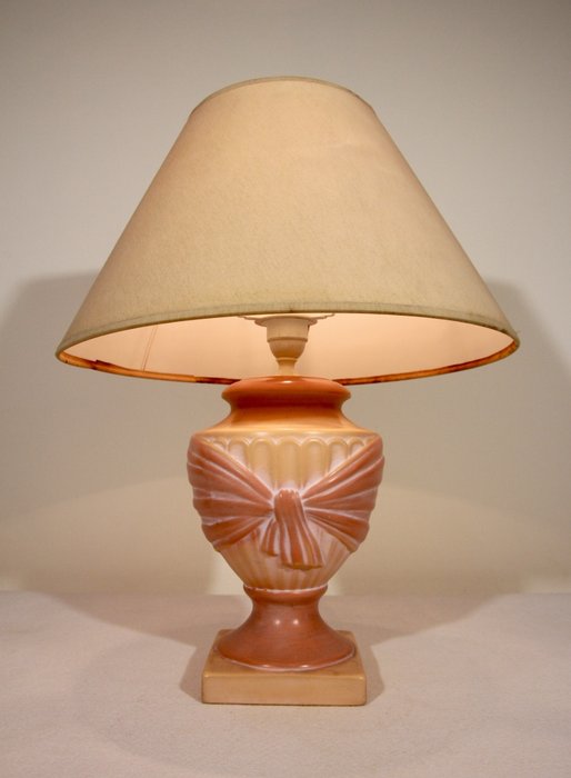 Vincent Cadeaux - Elegante antike rosafarbene klassische Tischlampe