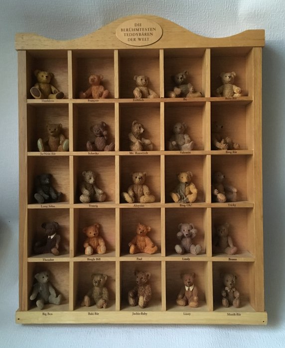 Collection of 25 bears in wooden wall plate (26) - Wood