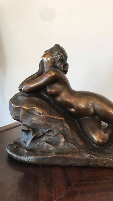 En statue af en liggende nøgen kvinde - Bronze (forgyldt og sølvbelagt/patineret/koldtmalet) - begyndelsen af ​​det 20. århundrede