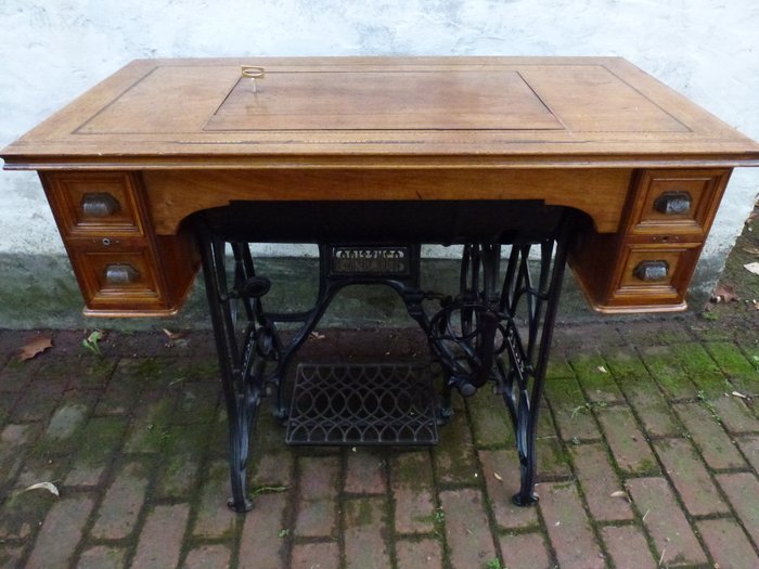 Gritzner - 與被鑲嵌的木台式的一台縫紉機桌 - 木材和鑄鐵