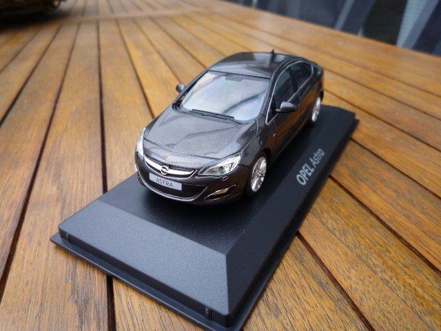 MiniChamps - 1:43 - Opel Astra
