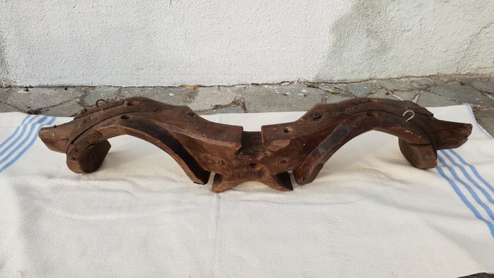 牛的古代枷锁 - 木头和铁